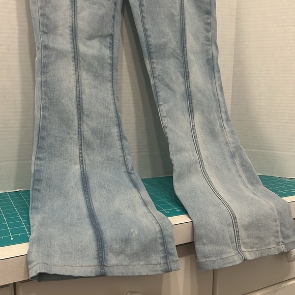 SO Goods For Life Women's Light Wash High Rise Flare Leg Denim Jeans Size 5/27W - Picture 3 of 7